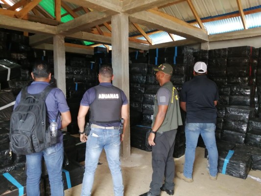 Agentes de la ANA retienen presunto contrabando de cigarrillo en Guna Yala. Agentes de la ANA retienen presunto contrabando de cigarrillo en Guna Yala.
