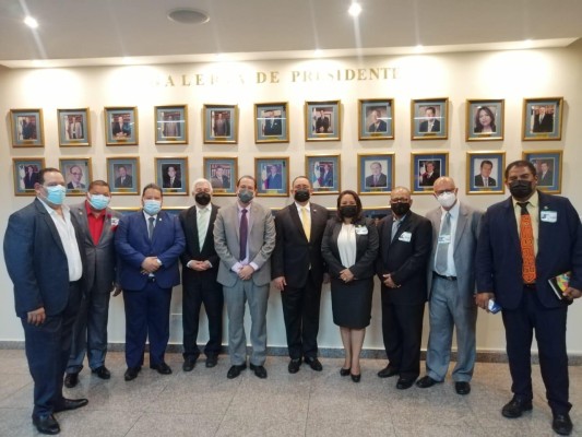Cortez recibió a la delegación en su despacho, en Ciudad de Panamá. Cortez recibió a la delegación en su despacho, en Ciudad de Panamá.