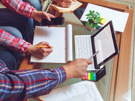 Se requiere de un plan para reestructurar la empresa. Se requiere de un plan para reestructurar la empresa.