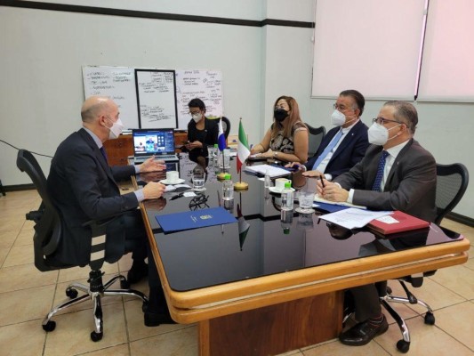 Autoridades agropecuarias panameñas reunidas con el diplomático de Italia. Autoridades agropecuarias panameñas reunidas con el diplomático de Italia.