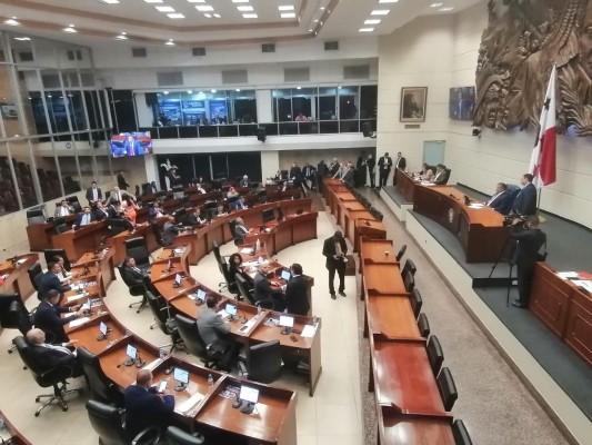 Antes de llegar al pleno los proyectos de ley fueron aprobados en las comisiones de Gobierno y la de Comercio y Asuntos Económicos. Antes de llegar al pleno los proyectos de ley fueron aprobados en las comisiones de Gobierno y la de Comercio y Asuntos Económicos.