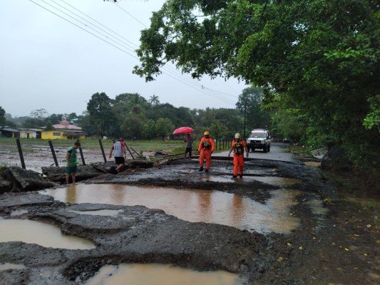 Las lluvias que cayeron sobre las provincias de la península de Azuero causaron daños a las carreteras de algunos sectores. Las lluvias que cayeron sobre las provincias de la península de Azuero causaron daños a las carreteras de algunos sectores.