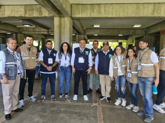 El magistrado del TE, Luis Guerra, también forma parte del grupo de observadores de la UNIORE. El magistrado del TE, Luis Guerra, también forma parte del grupo de observadores de la UNIORE.