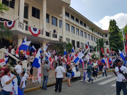 La calle enfrente a la CSJ se mantiene bloqueada por los grupos de sindicalistas, docentes, ambientalistas y de la sociedad civil. La calle enfrente a la CSJ se mantiene bloqueada por los grupos de sindicalistas, docentes, ambientalistas y de la sociedad civil.