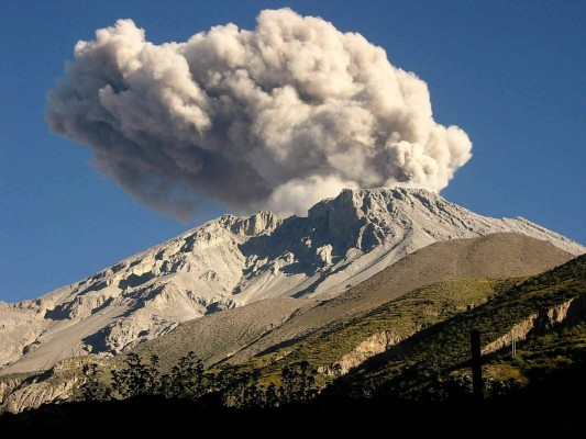 Fotografía de archivo en la que se registró una gran fumarola expelida por el volcán Ubinas, que tiene una altitud de 5.670 km sobre el y nivel del mar y está ubicado a 1.100 km al sur de Lima (Perú). Fotografía de archivo en la que se registró una gran fumarola expelida por el volcán Ubinas, que tiene una altitud de 5.670 km sobre el y nivel del mar y está ubicado a 1.100 km al sur de Lima (Perú).