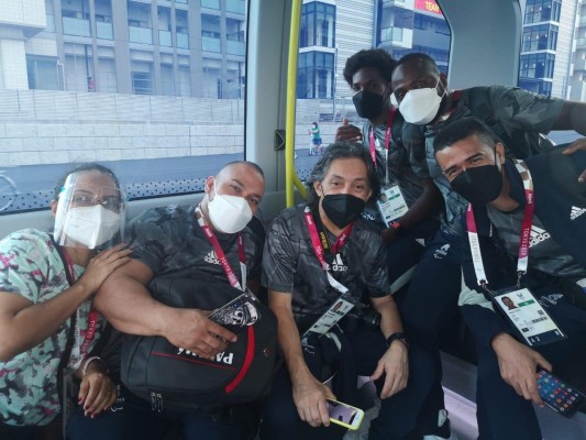 Los paratletas en la Villa Paralímpica junto a sus entrenadores y miembros del Comité Paralímpico de Panamá. Los paratletas en la Villa Paralímpica junto a sus entrenadores y miembros del Comité Paralímpico de Panamá.