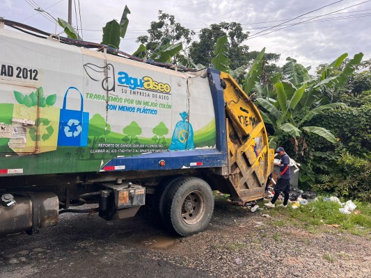 Camión recolector de basura de la empresa Aguaseo, S.A. en Colón. Camión recolector de basura de la empresa Aguaseo, S.A. en Colón.