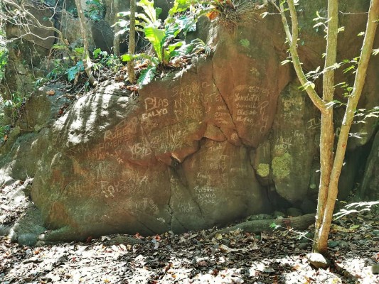 Aquellos que lo visitaron escriben sus nombres como recuerdo. Aquellos que lo visitaron escriben sus nombres como recuerdo.
