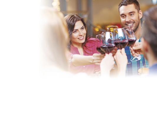 El consumo mundial de vino se encuentra en niveles cercanos a los 24,500 millones de litros. El consumo mundial de vino se encuentra en niveles cercanos a los 24,500 millones de litros.