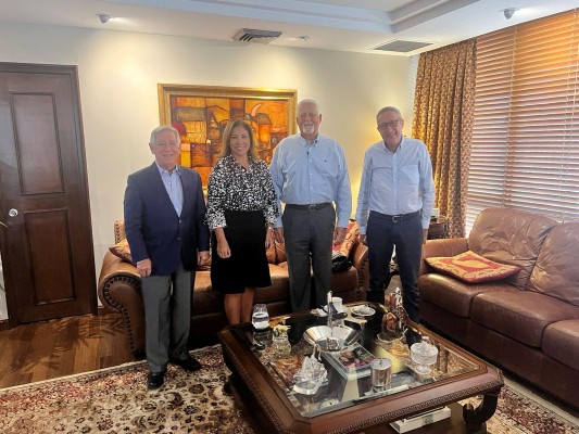 De izq. a der. Eloy Alfaro, Maritza Cedeño, Ernesto Pérez Balladares y Carlos Raúl Moreno. De izq. a der. Eloy Alfaro, Maritza Cedeño, Ernesto Pérez Balladares y Carlos Raúl Moreno.