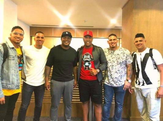 Ehire Adrianza, Andruw Jones, Salvador Pérez, Wilson Ramos, Andrés Machado y Johan Camargo arribaron al Aeropuerto Internacional de Tocumen este viernes 10 de enero. Ehire Adrianza, Andruw Jones, Salvador Pérez, Wilson Ramos, Andrés Machado y Johan Camargo arribaron al Aeropuerto Internacional de Tocumen este viernes 10 de enero.