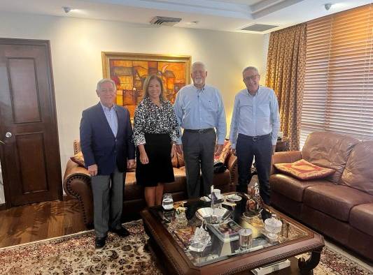 De izq. a der. Eloy Alfaro, Maritza Cedeño, Ernesto Pérez Balladares y Carlos Raúl Moreno. De izq. a der. Eloy Alfaro, Maritza Cedeño, Ernesto Pérez Balladares y Carlos Raúl Moreno.