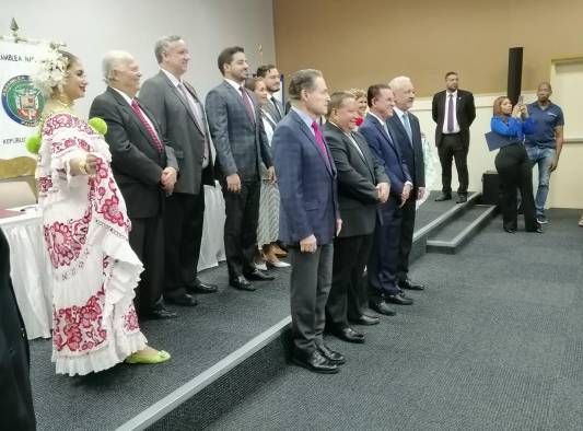 En el acto de instalación estuvieron presentes el ministro del Canal; Aristides Royo, el administrador del Canal; Ricaurte ásquez, el ministro del MIVIOT; Rogelio Paredes y la viceministra del MOP; Giselle de Frías En el acto de instalación estuvieron presentes el ministro del Canal; Aristides Royo, el administrador del Canal; Ricaurte ásquez, el ministro del MIVIOT; Rogelio Paredes y la viceministra del MOP; Giselle de Frías