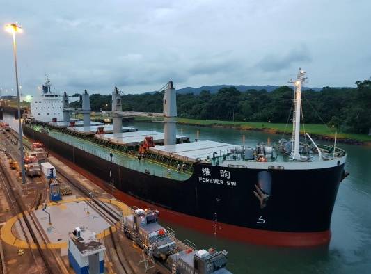 Imagen de un buque en las esclusas de la Autoridad del Canal de Panamá. Imagen de un buque en las esclusas de la Autoridad del Canal de Panamá.