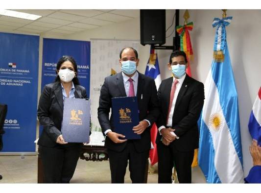 Credicorp Bank firma acuerdo con el Estado para procesar cobros en línea a través de la Ventanilla Única Marítima de Panamá Credicorp Bank firma acuerdo con el Estado para procesar cobros en línea a través de la Ventanilla Única Marítima de Panamá