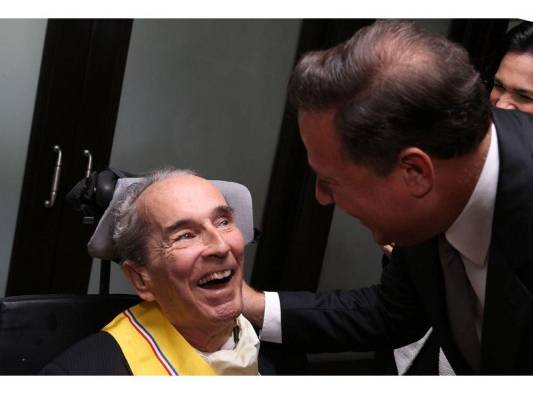 Ricardo Arias Calderón cuando recibió el reconocimiento del presidente Varela. Ricardo Arias Calderón cuando recibió el reconocimiento del presidente Varela.