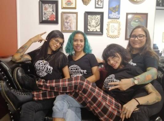 De izquierda a derecha: Beatriz Aranda, Paulette Elinor, Aileen Alvarez Geisy Valdés, artistas que trabajan en el local No Regrets Tatoo Shop De izquierda a derecha: Beatriz Aranda, Paulette Elinor, Aileen Alvarez Geisy Valdés, artistas que trabajan en el local No Regrets Tatoo Shop