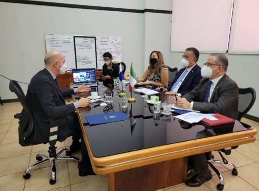 Autoridades agropecuarias panameñas reunidas con el diplomático de Italia. Autoridades agropecuarias panameñas reunidas con el diplomático de Italia.