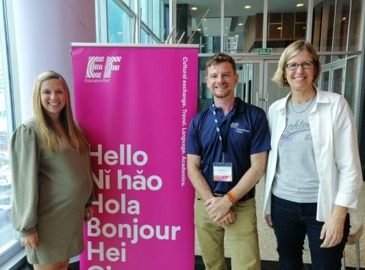 Leonor Martínez, gerente general EF Panamá (i), Sam Frew, director de Guías EF Tours (c) y Kate Berseth, presidenta ejecutiva de EF Tours en Boston, EEUU. (d). Leonor Martínez, gerente general EF Panamá (i), Sam Frew, director de Guías EF Tours (c) y Kate Berseth, presidenta ejecutiva de EF Tours en Boston, EEUU. (d).