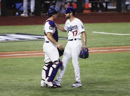 El abridor Clayton Kershaw trabajó seis sólidos episodios, tuvo el respaldo de dos jonrones, el primera base Max Muncy y el guardabosques Cody Bellinger El abridor Clayton Kershaw trabajó seis sólidos episodios, tuvo el respaldo de dos jonrones, el primera base Max Muncy y el guardabosques Cody Bellinger