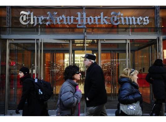 La gente camina por la entrada de diario estadounidense 'The New York Times' en Nueva York. La gente camina por la entrada de diario estadounidense 'The New York Times' en Nueva York.