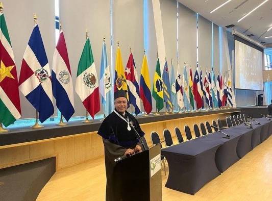 En el ámbito profesional se ha destacado en la rama de la contabilidad y auditoría, a nivel nacional e internacional. En el ámbito profesional se ha destacado en la rama de la contabilidad y auditoría, a nivel nacional e internacional.