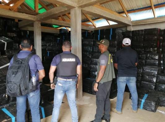 Agentes de la ANA retienen presunto contrabando de cigarrillo en Guna Yala. Agentes de la ANA retienen presunto contrabando de cigarrillo en Guna Yala.