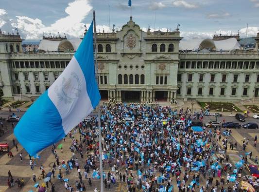 Fotografía aérea con un dron de ciudadanos en una protesta hoy, en la plaza central de Guatemala frente al Palacio Nacional de la Cultura en la Cidudad de Guatemala. Fotografía aérea con un dron de ciudadanos en una protesta hoy, en la plaza central de Guatemala frente al Palacio Nacional de la Cultura en la Cidudad de Guatemala.
