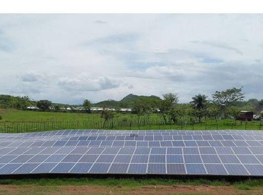 La energía solar proviene del sol a través de páneles solares. La energía solar proviene del sol a través de páneles solares.
