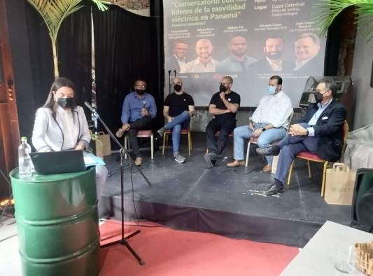 En el panel de izq a der. están: Percy Garrido, Enel; Edison Broce, diputado; William Pui, GreenSpace E-Mobility; Eduardo López, BYD y Juan Carlos Navarro, de NSolar. En el panel de izq a der. están: Percy Garrido, Enel; Edison Broce, diputado; William Pui, GreenSpace E-Mobility; Eduardo López, BYD y Juan Carlos Navarro, de NSolar.