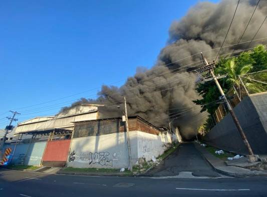 El fuego se registró en la bodega de Alfombras Mundiales. El fuego se registró en la bodega de Alfombras Mundiales.