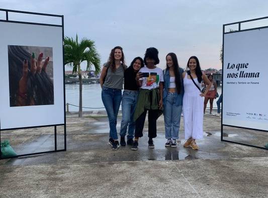 De Izquierda a derecha, Tova Katzman, Ana Sofía Camargo, Risseth Yangüez, Enea Lebrun y Tarina Rodríguez, cinco fotógrafas de La Junta Colectiva. De Izquierda a derecha, Tova Katzman, Ana Sofía Camargo, Risseth Yangüez, Enea Lebrun y Tarina Rodríguez, cinco fotógrafas de La Junta Colectiva.