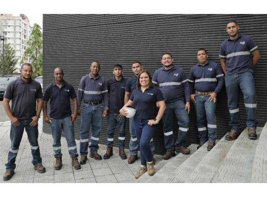 Nadia Quiroz -Gerente de Planta Externa y su equipo de trabajo Nadia Quiroz -Gerente de Planta Externa y su equipo de trabajo