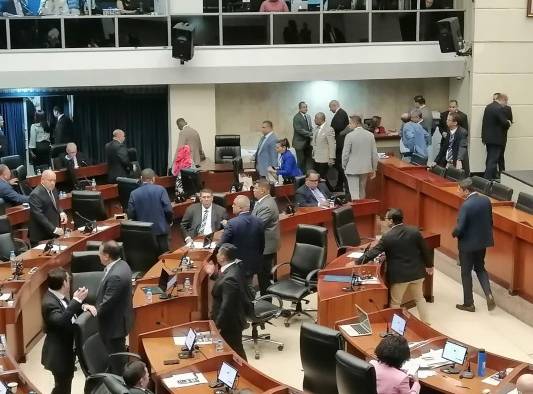 Ya en la discusión de un nuevo segundo debate, los diputados incluyeron varias modificaciones. Ya en la discusión de un nuevo segundo debate, los diputados incluyeron varias modificaciones.