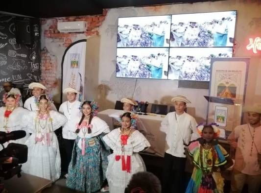 El desfile no solo se va a engalanar con la pollera tradicional panameña, sino también con la indumentaria de las diversas etnias del país. El desfile no solo se va a engalanar con la pollera tradicional panameña, sino también con la indumentaria de las diversas etnias del país.