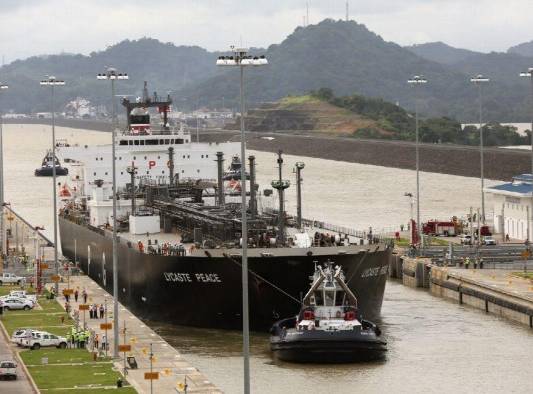 El Canal ampliado y las esclusas panamax redujeron más de 35 millones de toneladas de emisiones. El Canal ampliado y las esclusas panamax redujeron más de 35 millones de toneladas de emisiones.