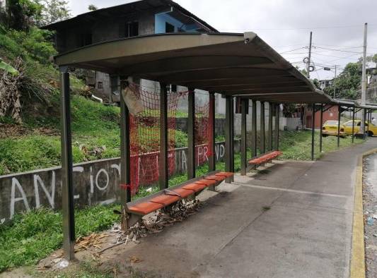 Varias paradas en comunidades de San Miguelito no tienen los vidrios, debido a que han sido vandalizadas repetidamente. Varias paradas en comunidades de San Miguelito no tienen los vidrios, debido a que han sido vandalizadas repetidamente.