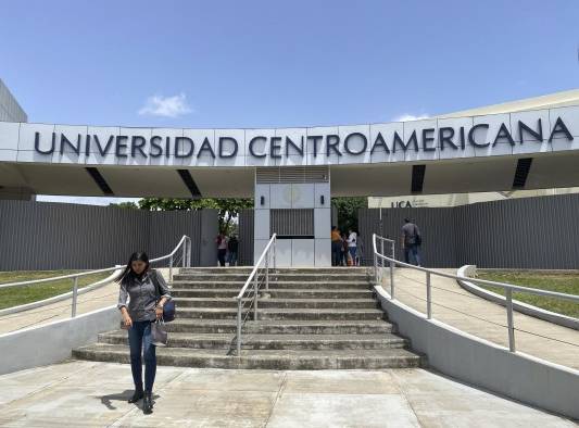 Una mujer sale de la Universidad Centroamericana (UCA) en Managua el 16 de agosto de 2023. Una mujer sale de la Universidad Centroamericana (UCA) en Managua el 16 de agosto de 2023.