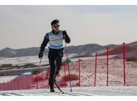 Torsongan Bullik practica esquí en el distrito de Wenquan, en la región autónoma uygur de Xinjiang, noroeste de China, el 23 de noviembre de 2021. Torsongan Bullik practica esquí en el distrito de Wenquan, en la región autónoma uygur de Xinjiang, noroeste de China, el 23 de noviembre de 2021.
