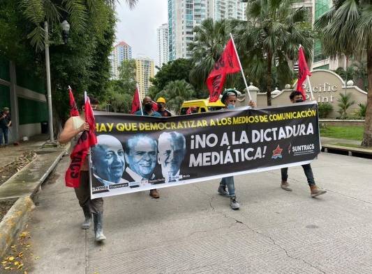 Agremiados al Suntracs en la manifestación en la ciudad capital. Agremiados al Suntracs en la manifestación en la ciudad capital.