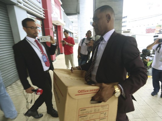 Funcionarios del Miviot llevaron cajas de pruebas que acompañan la denuncia. Funcionarios del Miviot llevaron cajas de pruebas que acompañan la denuncia.