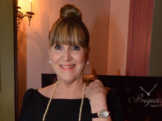 Nikki O. de Roy, productora de Les Misérables, lució un reloj de la casa suiza Breguet, exclusivo de La Hora Nikki O. de Roy, productora de Les Misérables, lució un reloj de la casa suiza Breguet, exclusivo de La Hora