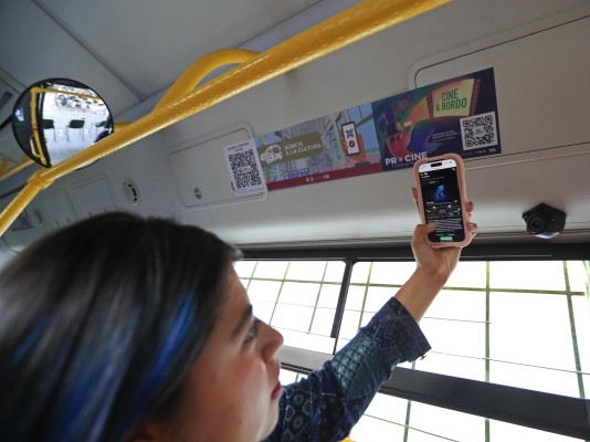 Una persona observa hoy en su celular un cortometraje gracias a la aplicación “Cine a bordo”, en el transporte público de Ciudad de México (México). Una persona observa hoy en su celular un cortometraje gracias a la aplicación “Cine a bordo”, en el transporte público de Ciudad de México (México).