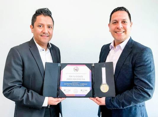 Momentos en que la empresa panameña Ten Tu Evento (Jabes Holding S.A.) recibe el galardón del premio “The Bizz Award“. Momentos en que la empresa panameña Ten Tu Evento (Jabes Holding S.A.) recibe el galardón del premio “The Bizz Award“.