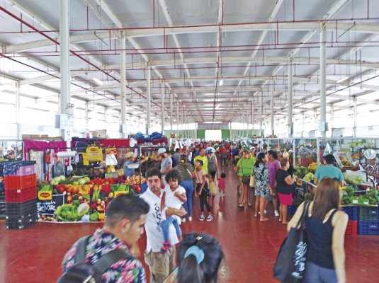 El público recorre la nave Volcán, donde se realizan las ventas al detal. El público recorre la nave Volcán, donde se realizan las ventas al detal.