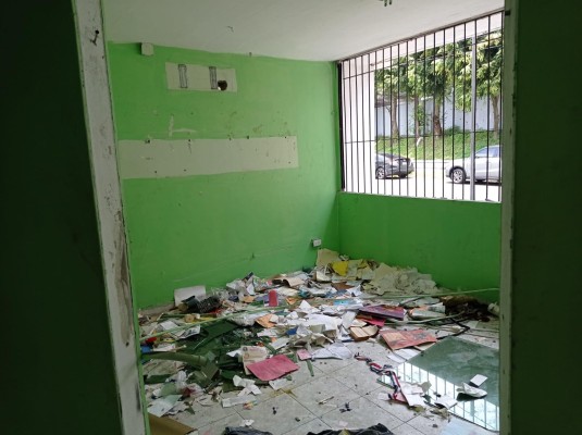 Según los quejosos, los indigentes y supuestos asaltantes, amedrentan a comercios, ciudadanos y empleados de una universidad privada aledaña. Según los quejosos, los indigentes y supuestos asaltantes, amedrentan a comercios, ciudadanos y empleados de una universidad privada aledaña.