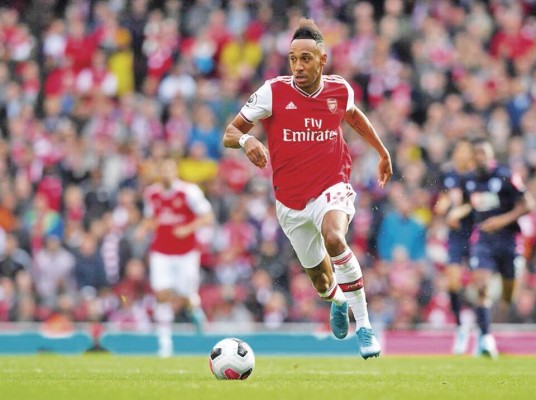 Pierre Emerick Aubameyang juega como delantero, interior o extremo en el Arsenal Football Club. Pierre Emerick Aubameyang juega como delantero, interior o extremo en el Arsenal Football Club.