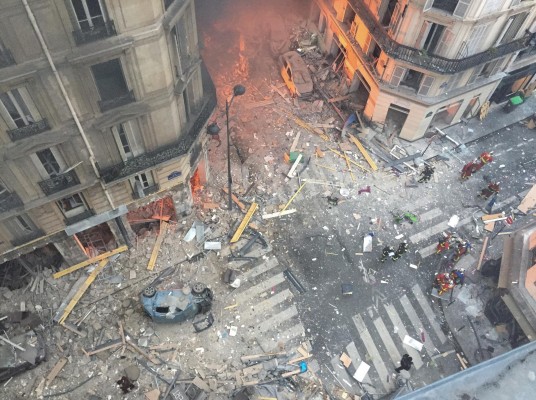 Escombros luego de la explosión en la esquina de las calles Saint-Cecile y Rue de Trevise en el centro de París el 12 de enero de 2019. Hoy, 21 de junio se registra otra explosión. Escombros luego de la explosión en la esquina de las calles Saint-Cecile y Rue de Trevise en el centro de París el 12 de enero de 2019. Hoy, 21 de junio se registra otra explosión.