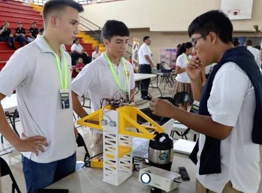 Al menos 38 equipos de robótica de primaria, premedia y media participaron en estas competencias. Al menos 38 equipos de robótica de primaria, premedia y media participaron en estas competencias.