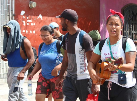 Fotografía de archivo de migrantes que marchan para exigir soluciones humanitarias en Tapachula (México). Fotografía de archivo de migrantes que marchan para exigir soluciones humanitarias en Tapachula (México).